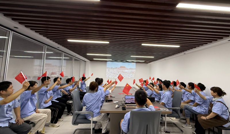 九三閱兵展現(xiàn)強(qiáng)軍風(fēng)采，全體員工共抒家國(guó)情懷